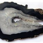 Black agate: the magical properties of a difficult stone, how to wear it for a woman