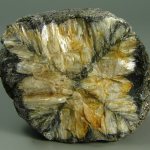 Камень андалузит