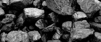 На картинке изображен каменный уголь.