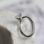 помолвочное кольцо с крупным бриллиантом